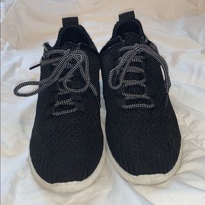 Black detail shoes with checkered laces